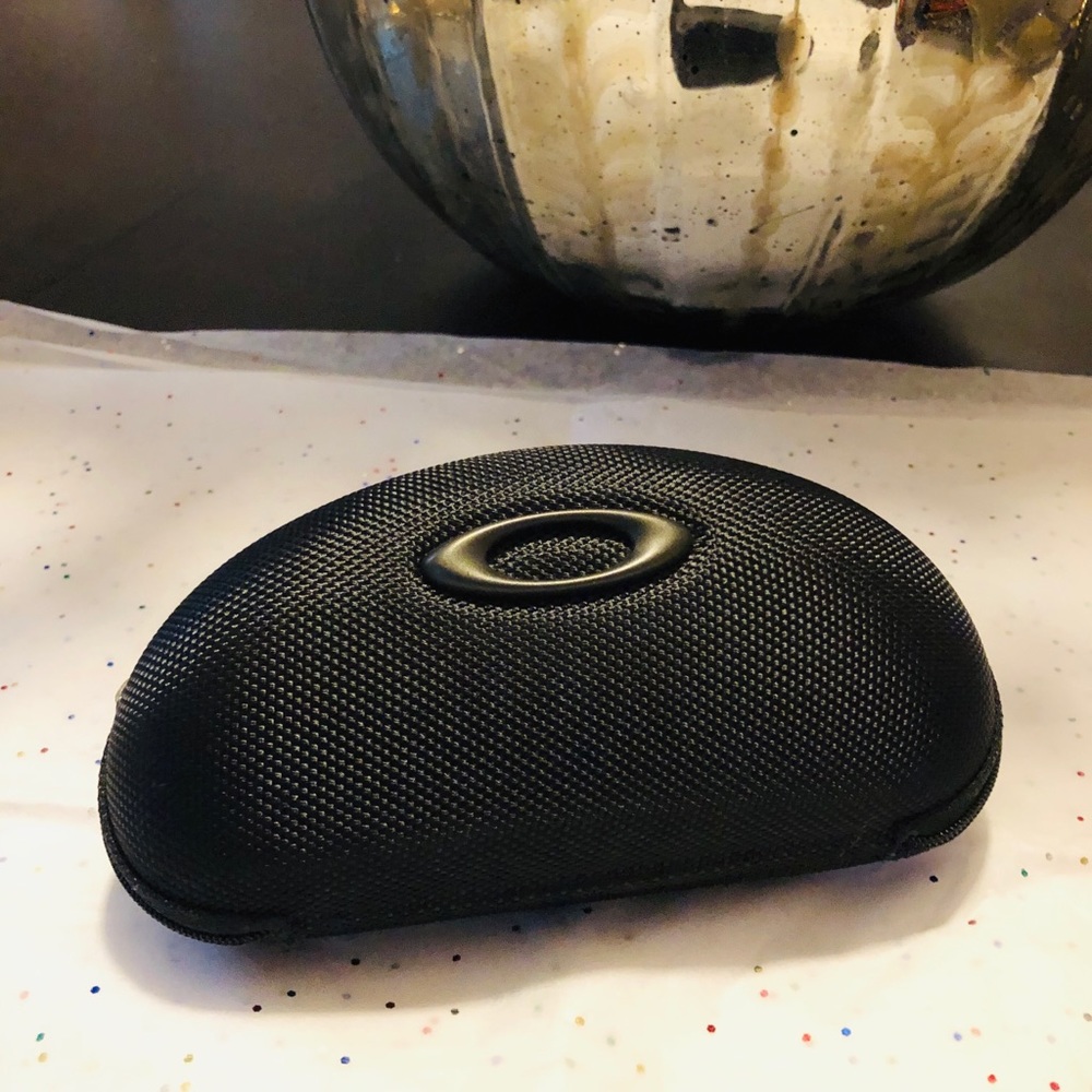 Oakley hard cover sunglasses case